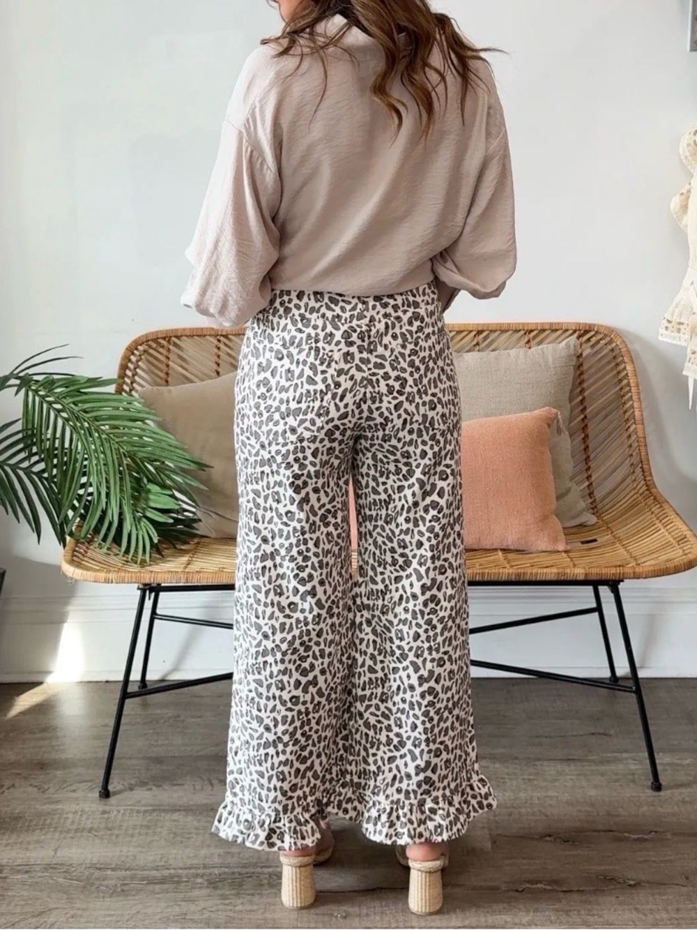 entro Taupe and White Leopard Wide-Leg Ruffle Hem Pants

Waist 15”
Inseam 27” - Picture 3 of 5